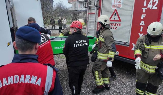 Evde çıkan yangında eşyalarını kurtarmaya çalışırken hayatını kaybetti