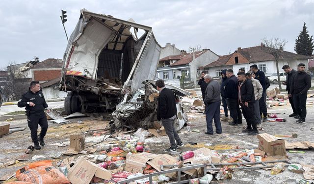 Samsun'da freni patlayan kamyon 4 araca çarptı: 19 yaralı