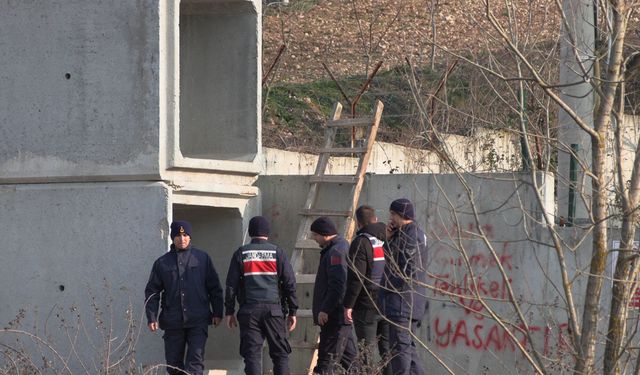Girilmesi yasak olan gölete giren çocuk boğulma tehlikesi geçirdi