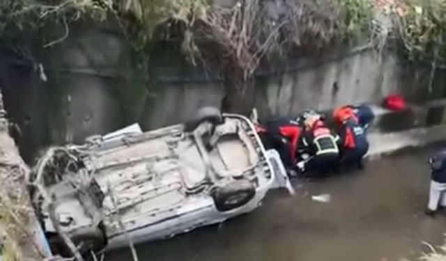 Hafif ticari araç dereye uçtu; 3 ölü, 2 yaralı