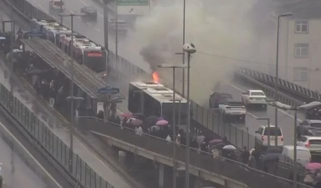 Şişli’de metrobüste yangın çıktı