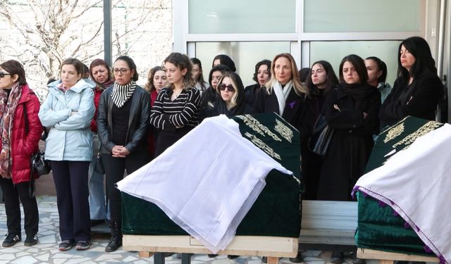 İstanbul'da denizde ölü bulunan anne ile kızı toprağa verildi