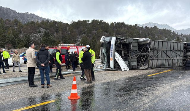 Konya-Antalya kara yolunda yolcu otobüsü devrildi; 2'si ağır 15 yaralı