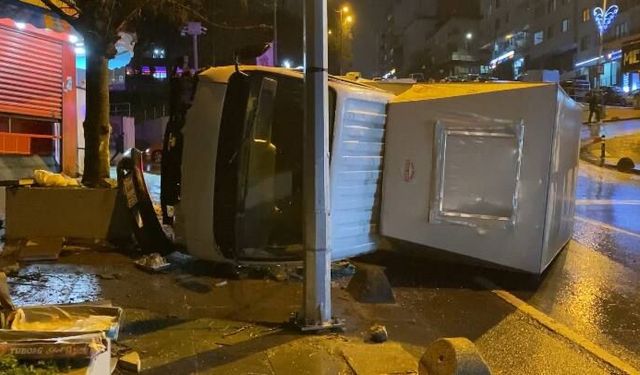 Kamyonet devrildi: 3 yaralı