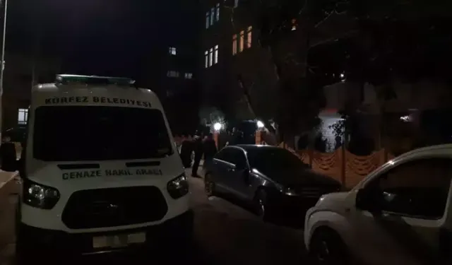 Annesiyle yaşadığı evde boğazından bıçaklanmış halde bulunan kadın öldü