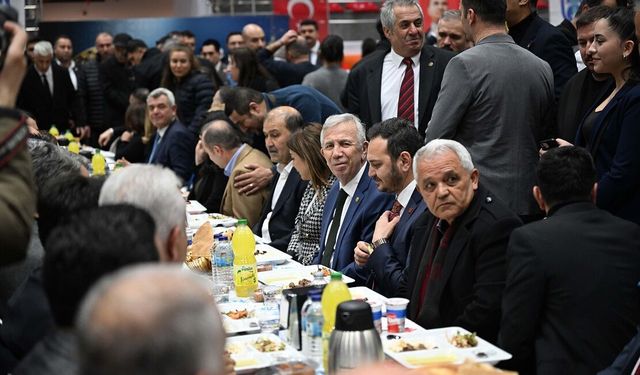 Mansur Yavaş, Mamak’ta iftar sofrasında vatandaşlarla buluştu