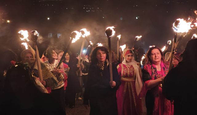 Diyarbakır’da Nevruz ateşini kadınlar yaktı
