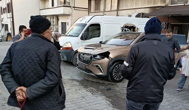 Otoparktan çıkarken fren yerine gaz pedalına bastı, 5 araca çarptı