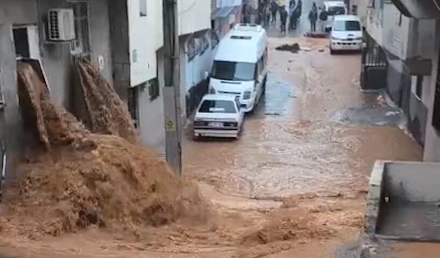 Şanlıurfa’da sağanak hayatı felç etti