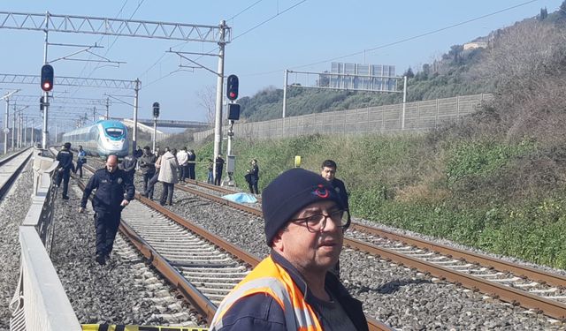 Hızlı trenin çarptığı yaya hayatını kaybetti!