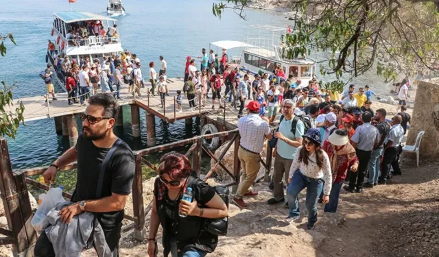 Savaş, yıllık 800 bin İranlı'nın geldiği Van'ı da vurdu!