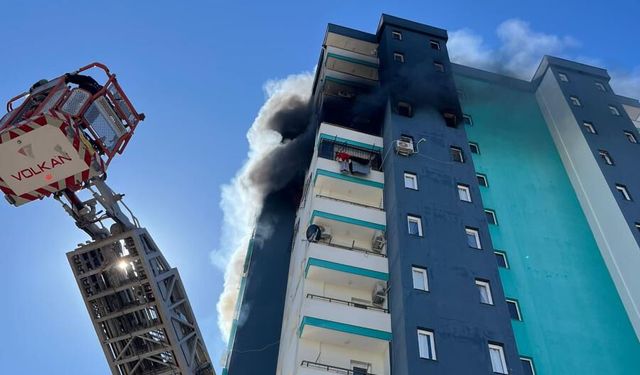 Adana’da 13 katlı binada yangın: Hamile kadın mahsur kaldı!