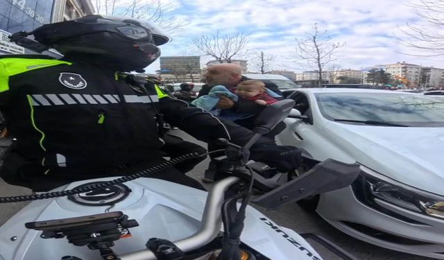 Yaralanan bebeği hastaneye motosikletli zabıta yetiştirdi