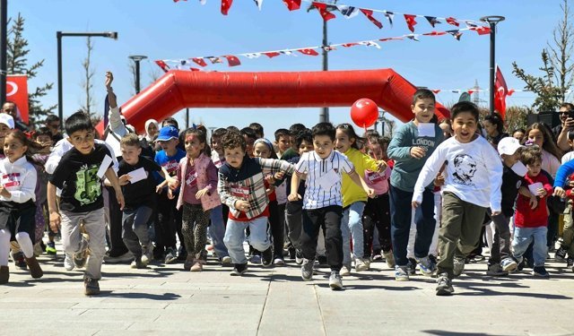 Ankara’daki Çocuk Şenliği renkli görüntülere sahne oldu