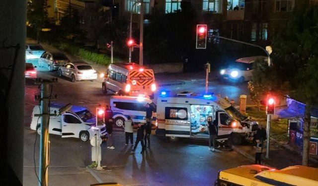 Ankara’da ambulans ile hafif ticari araç kafa kafaya çarpıştı; 4 yaralı