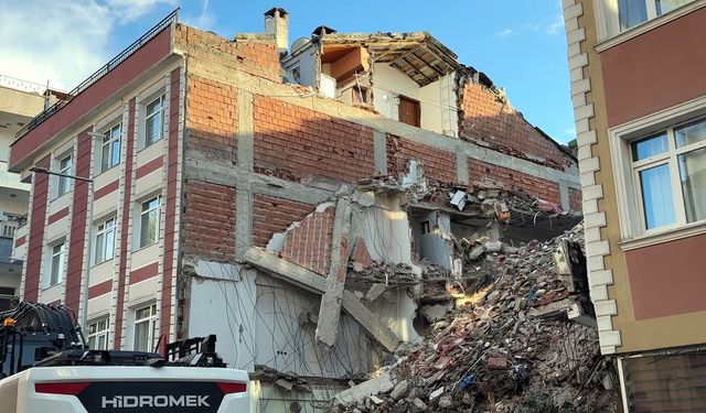 Kentsel dönüşüm sırasında bitişikteki apartmanın duvarları yıkıldı!