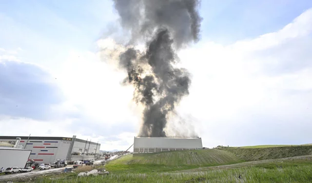 Ankara'da mobilya deposunda yangın