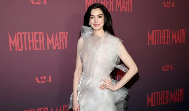'İnşallah' diyen Anne Hathaway'e galada Kuran hediye edildi!