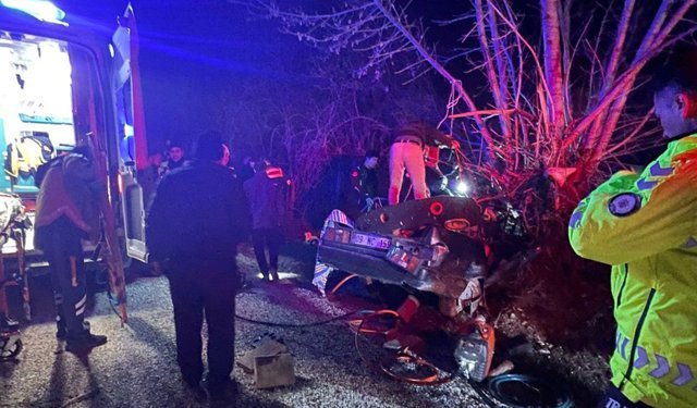 Otomobil ağaca çarptı: 2 ölü, 2 yaralı