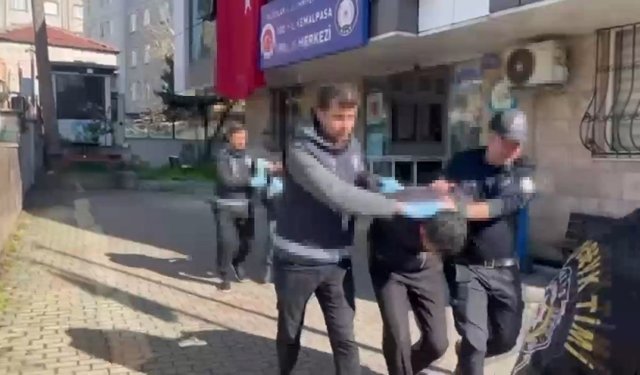 Bağcılar'da bıçaklı kavgaya müdahale eden 2 polis yaralandı
