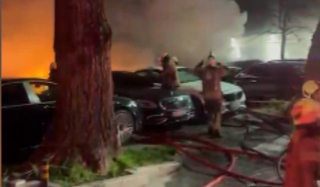 Araç kiralama şirketinde yangın; 15 lüks araç yandı