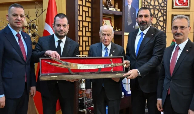 Bahçeli'ye Trabzonspor forması ve kılıç hediye edildi