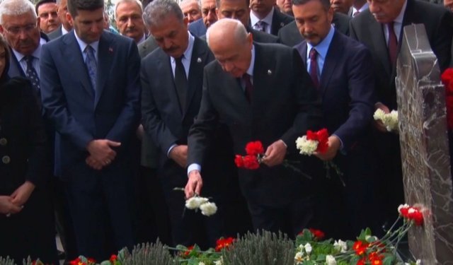 Türkeş için Erdoğan'dan anma, Bahçeli'den kabir ziyaret etti