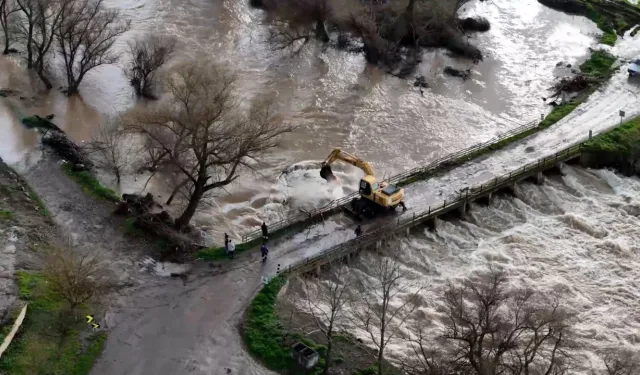 Baraj doldu, kapaklar açılınca tarlalar su altında kaldı