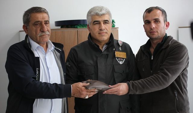 İçinde 600 bin liralık altın ve bir miktar para olan çanta sahibine ulaştırıldı