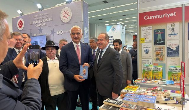 Bekir Ödemiş, Bakan Mehmet Nuri Ersoy’a ‘Zamana Atılan İmza’sını takdim etti