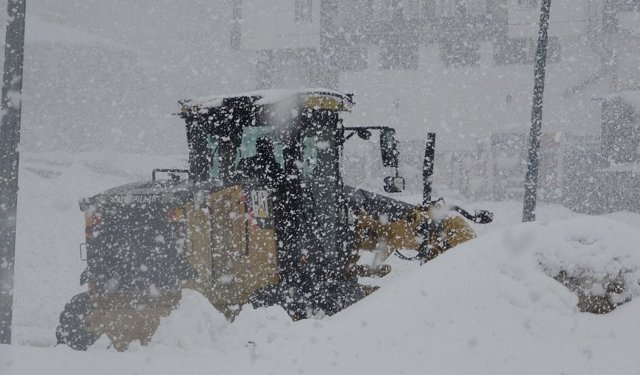 Bitlis'te kardan dolayı 82 köy yolu ulaşıma kapandı