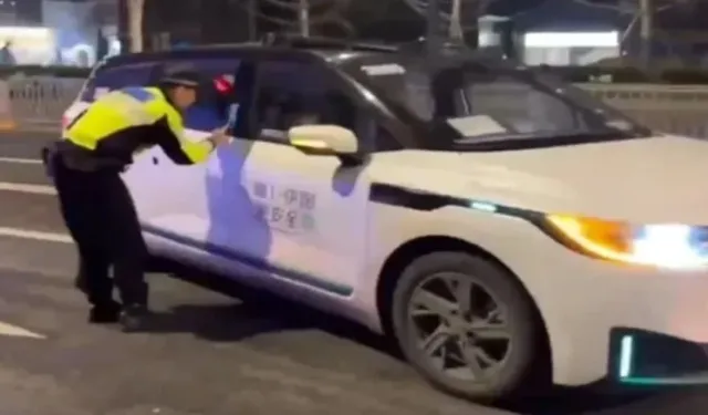 Çin'in robot taksileri yol ortasında devre dışı kaldı! 90 dakika kapılar açılmadı
