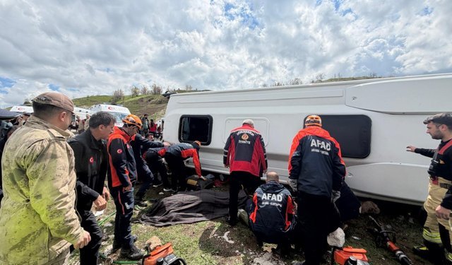 Diyarbakır’da yolcu midibüsü devrildi: 1 ölü, 12 yaralı
