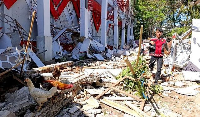 Endonezya'da 7.4 büyüklüğünde deprem