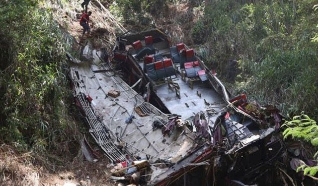 Ekvador'da yolcu otobüsü nehre düştü: 11 ölü, 22 yaralı