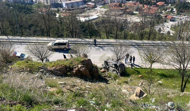 El freni çekilmeyen otomobil şarampole yuvarlandı