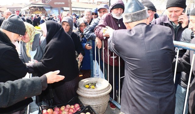 Şehitler için ücretsiz elma dağıtımında izdiham: 'Bastonla vurdu!'