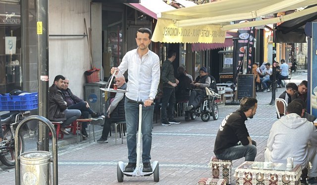 Her gün 25 bin adım atan çaycı, hoverboard ile çay servisine başladı