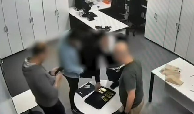 'Kırmızı Bültenle' aranan altın kaçakçısı İstanbul'da yakalandı