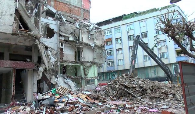 Bina yıkımı sırasında beton parçası düştü; 6 yaşındaki çocuk öldü