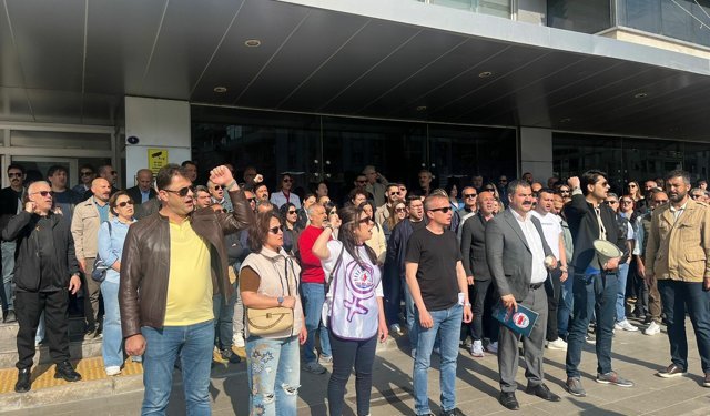 Karşıyaka Belediyesi'nde memurlardan tam gün iş bırakma eylemi