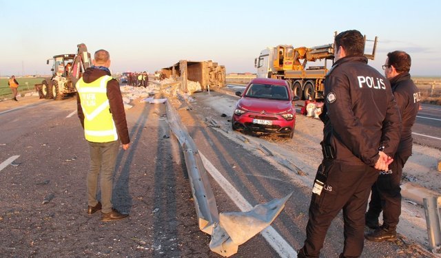 Kazayı görüp yardım için duranların otomobiline başka araç çarptı: 1 ölü, 5 yaralı