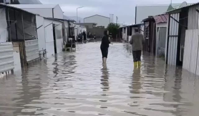 Hatay’da konteyner kentleri su bastı
