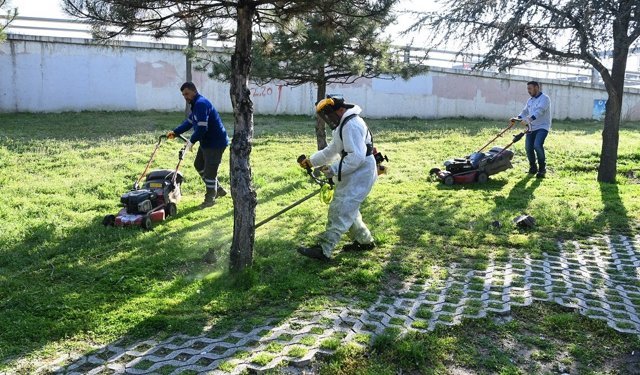 Mamak’ta park ve yeşil alanlara bahar bakımı