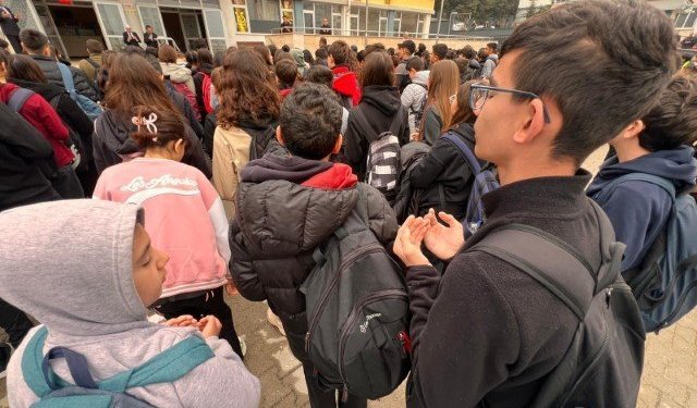 Kahramanmaraş’ta öğrenciler, saldırıda hayatını kaybedenler için dua etti