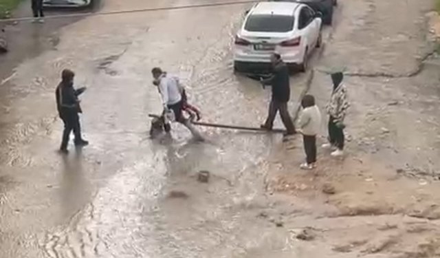 Mardin’de sağanak nedeniyle cadde ve sokaklar göle döndü