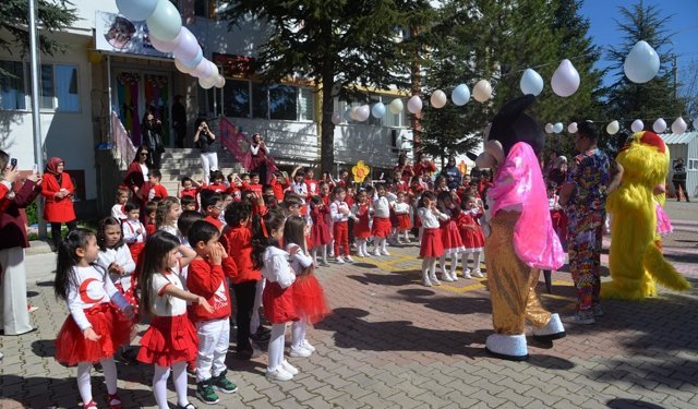 Kahramankazan’da 23 Nisan coşkusu: Minikler bayramı doyasıya kutladı
