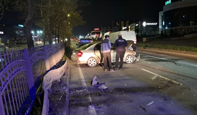 Otomobil refüjdeki bariyerlere çarptı: 2 yaralı