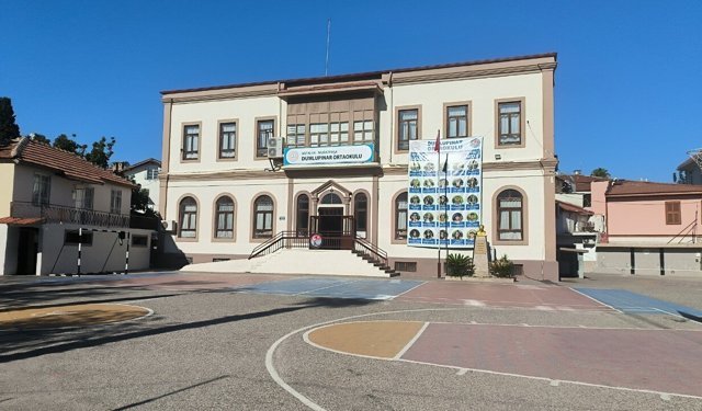 Okul basan veliden öğretmene bıçaklı saldırı!