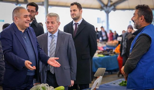 Keçiören Belediye Başkanı Mesut Özarslan, Bademlik Semt Pazarı’nı ziyaret etti